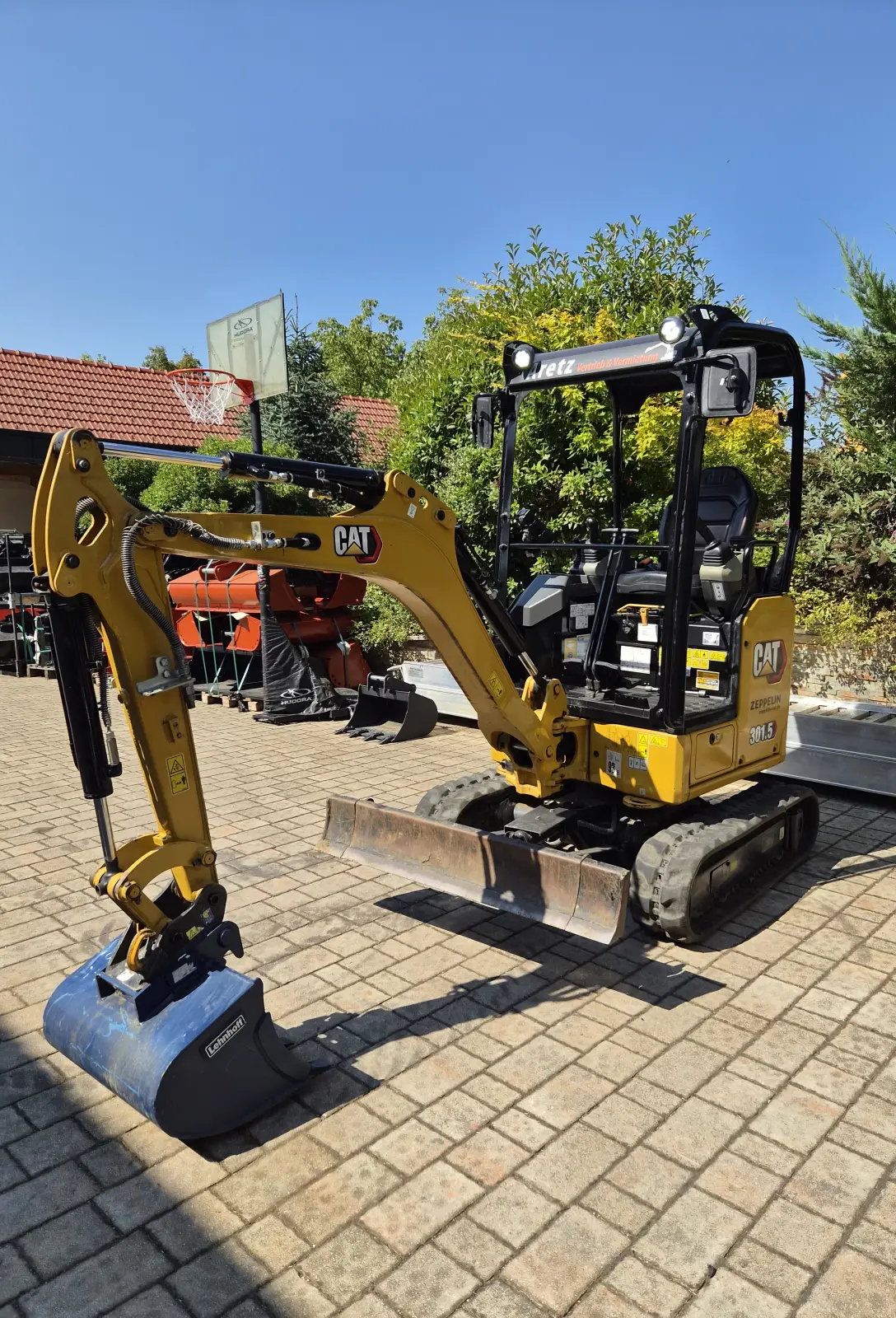 Mini bager Caterpillar 301.5, rumen, letnik 2023, na dvorišču TPJ TEAM