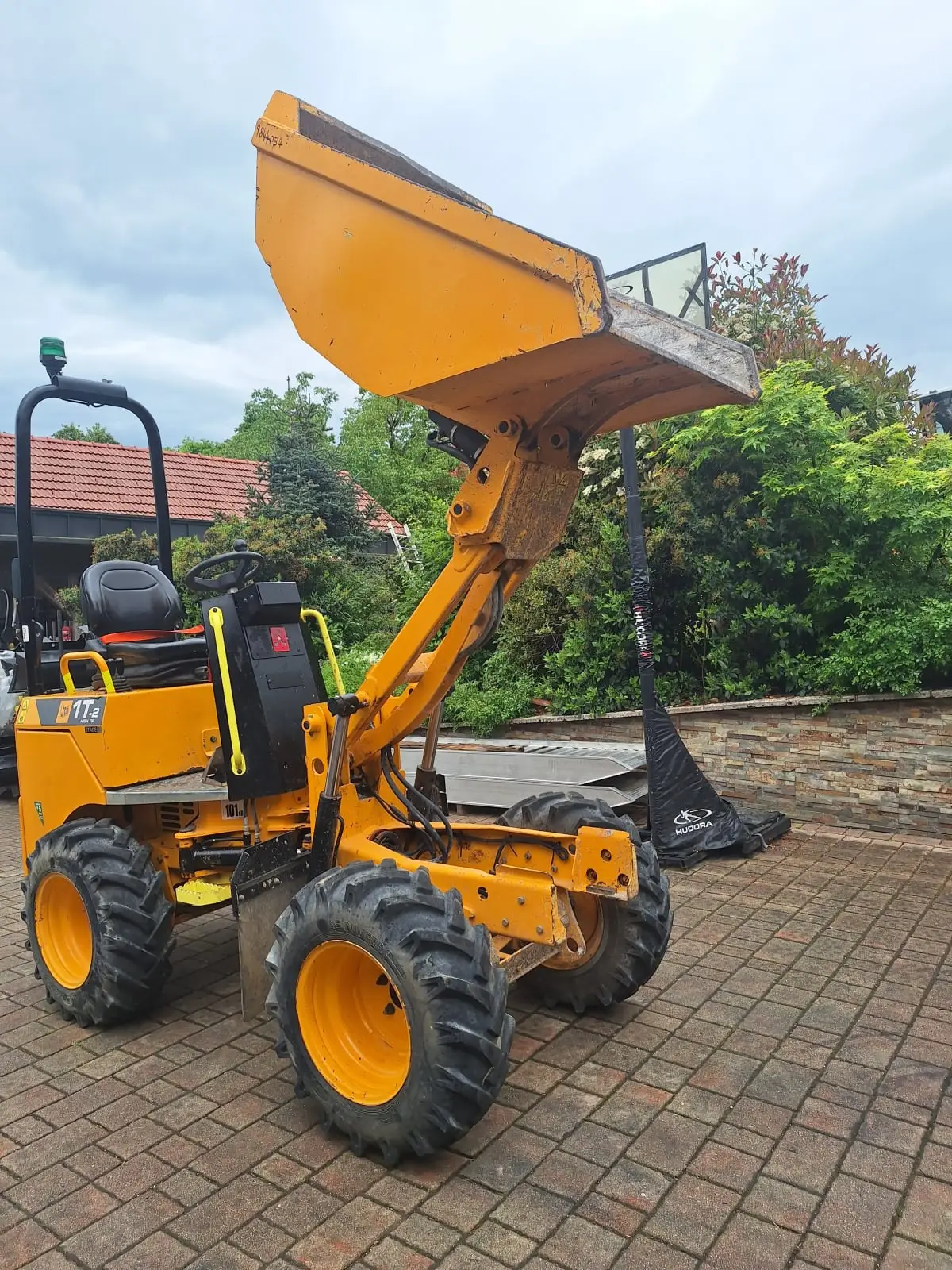 Demper JCB 1T z dvignjenim kesonom