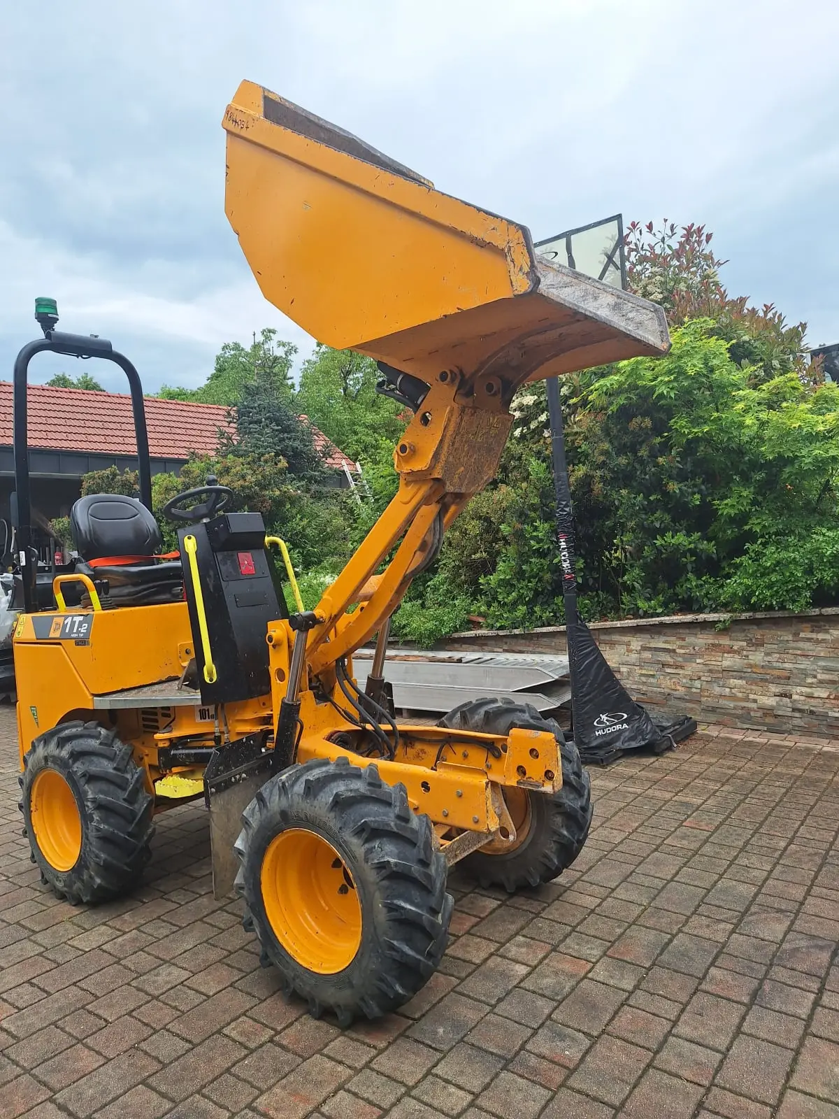 Demper JCB 1T z dvignjenim kesonom