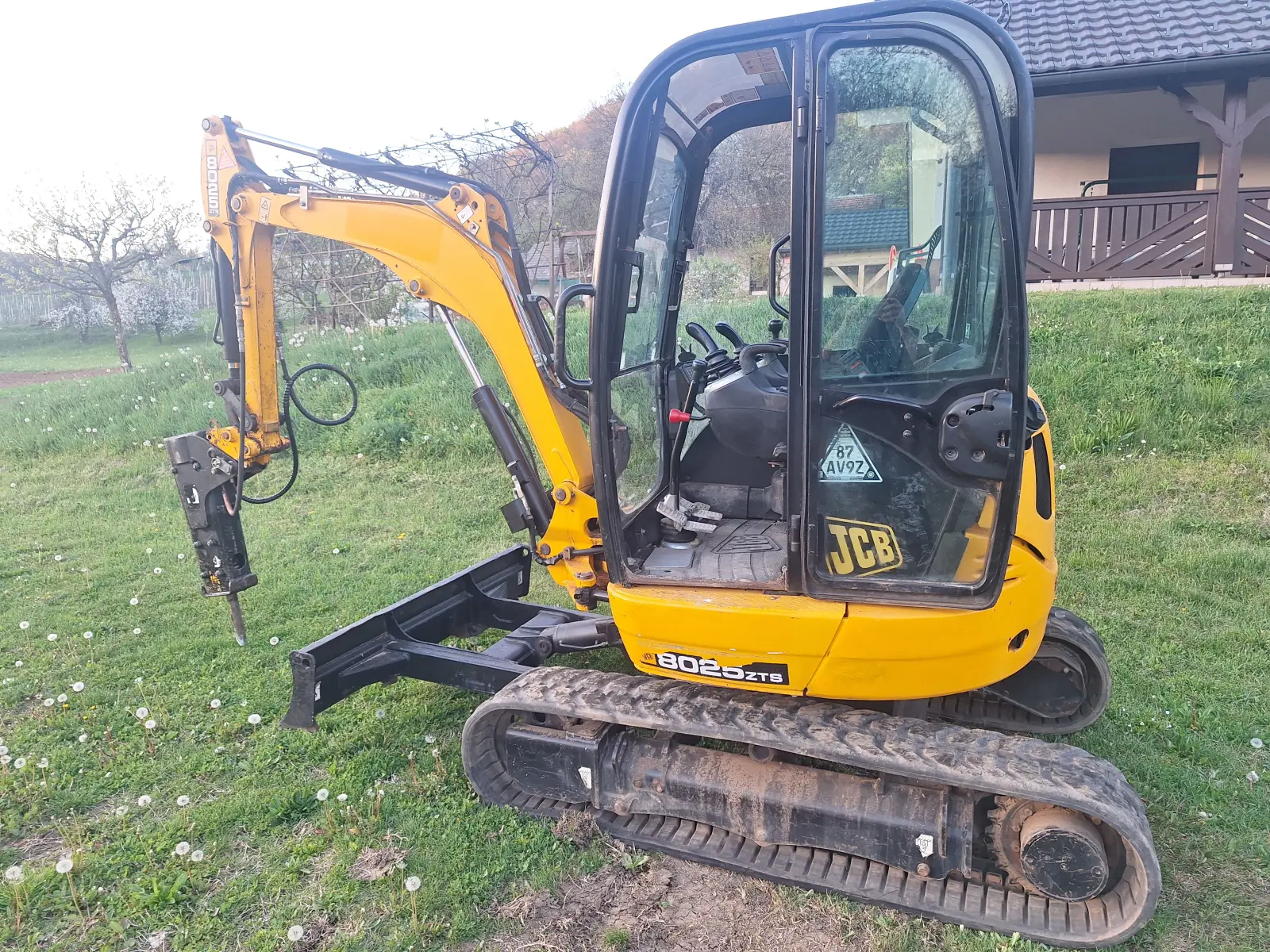 Mini bager JCB 8025 ZTS, rumen, s Perkins motorjem