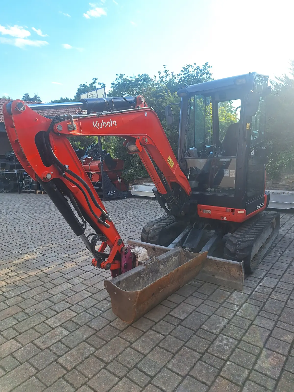 Mini bager Kubota U27-4, oranžen, s powertilt nagibom