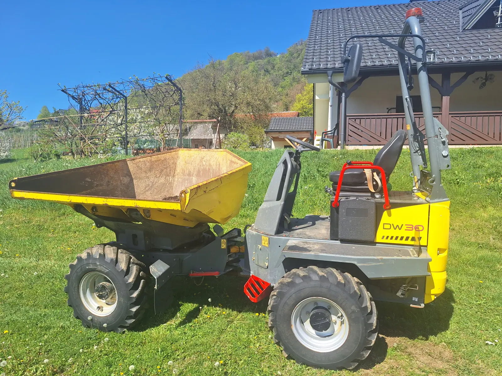 Zgibni demper Wacker Neuson DW30, rumen, na dvorišču TPJ TEAM